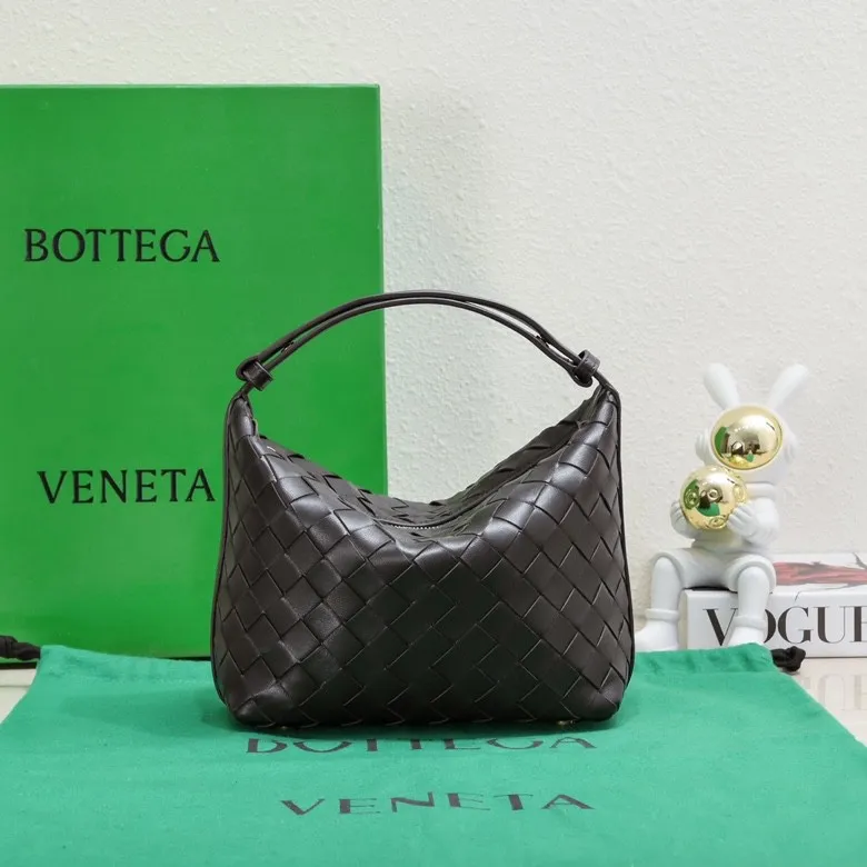 Batch 1360 #BvWallace Shoulder Lunch Bag 🔥 A lunch box bag that you can just grab and go. It is made of classic intrecciato weaving technology and reflects the craftsmanship of Bottega. The entire bag is made of top-grade happa lambskin. It is very soft and lightweight. The small bag shape is cute and exquisite. The interior capacity is also very large and can be carried under the arm. It is quite practical! The bottom of the bag is made of gold metal to prevent wear and tear. The details are really good! Choose this elegant commuting bag for Zaoba people~ Size: 22x13x9.5, model number; 7748#